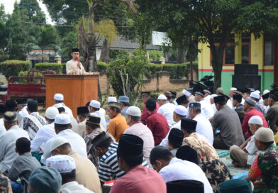 Camat Hinai ikuti Sholat Idul Adha bersama masyarakat Kelurahan Kebun Lada